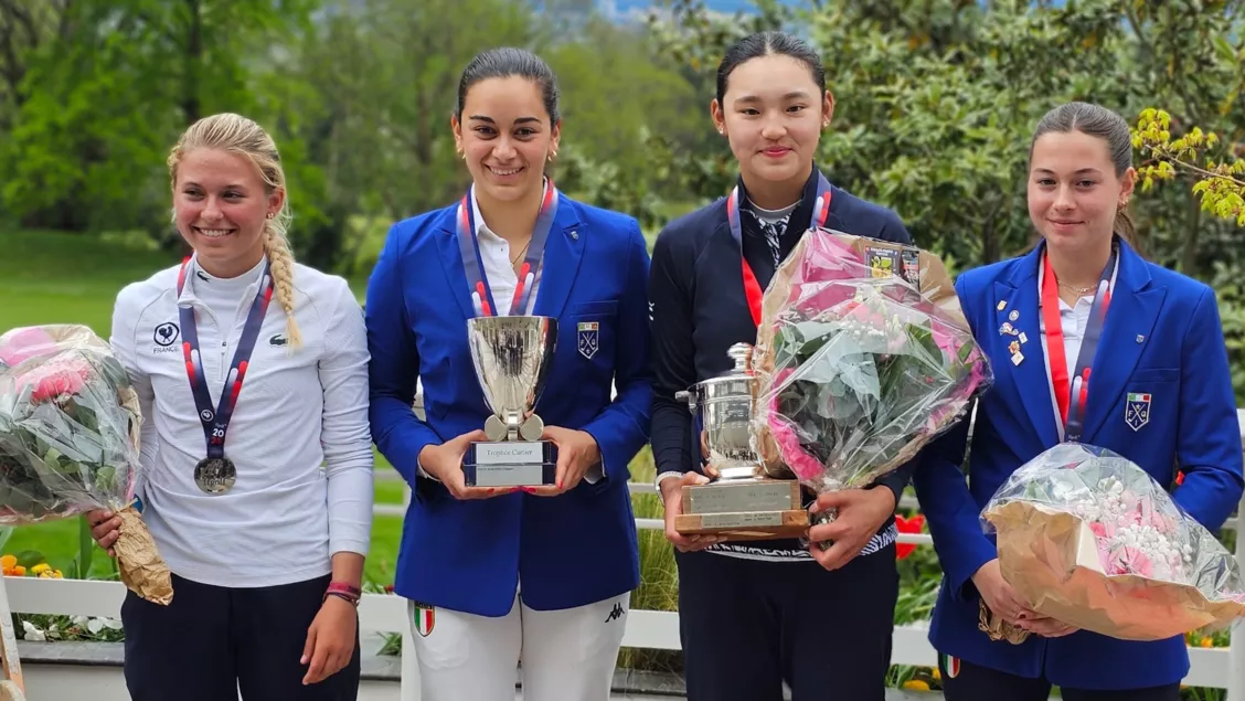 Au centre : Natalia Aparicio (Italie) et Alice Kong (RCF la Boulie), lauréates des trophées Cartier et Esmond 2025